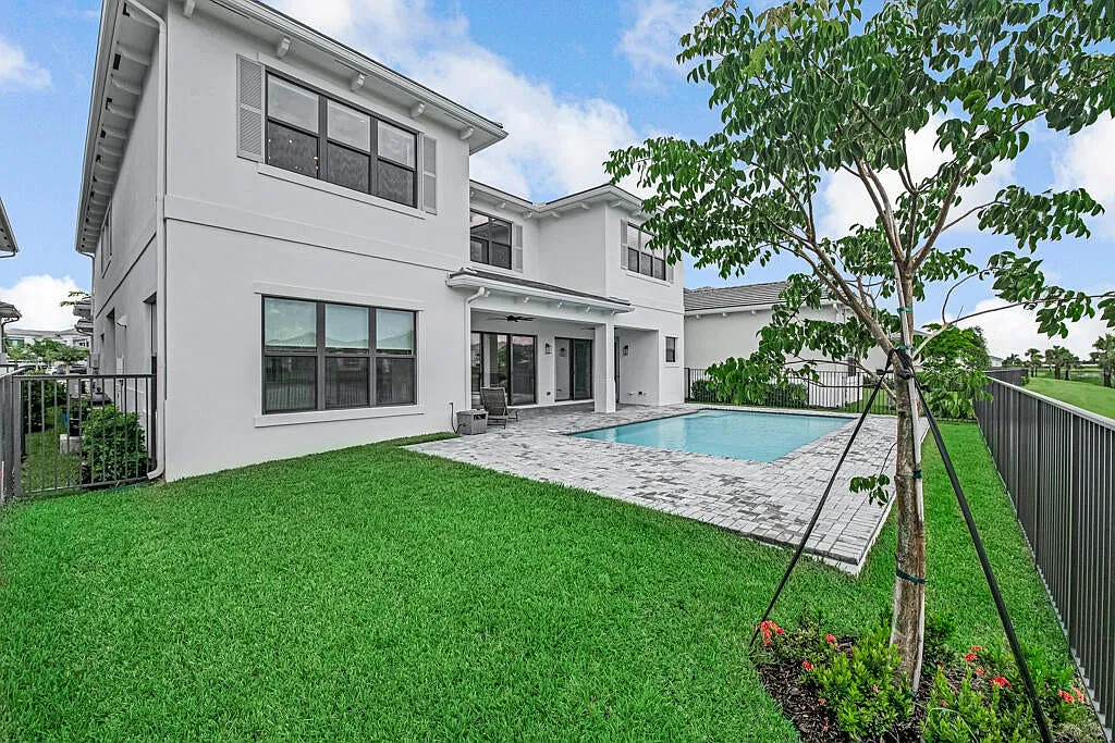 5 bed, 5.5 bath, 6591 sqft, $10,500 — Photo 1