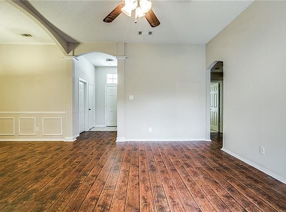 3rd image of 813 Yellowstone Dr