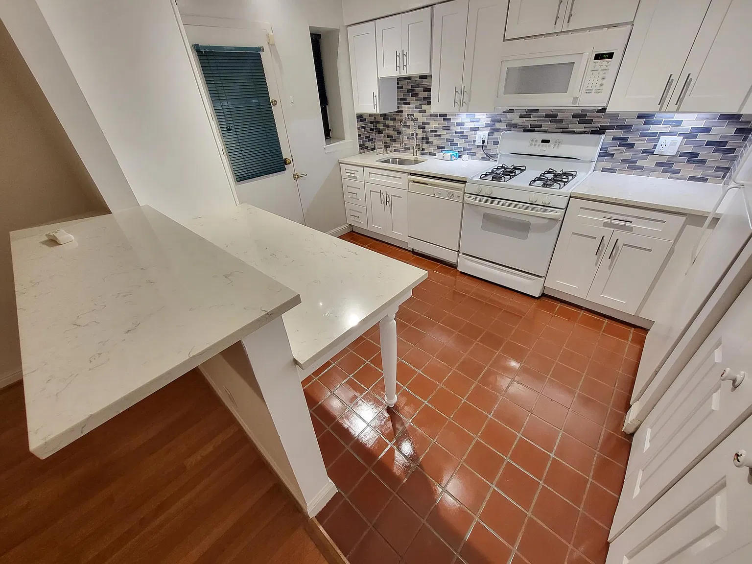 3 bed, 1340 sqft, $2,550 — Photo 3