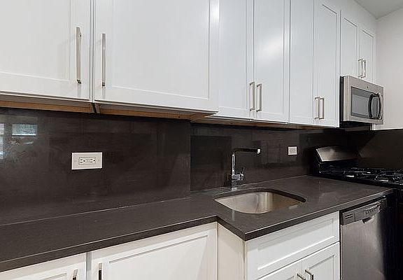 5th image of 10 W 65th St APT 2F