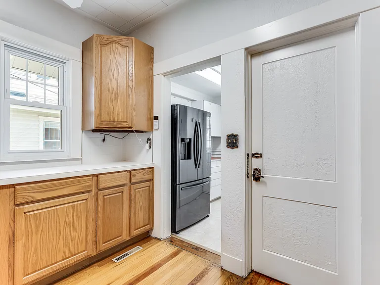 122 S Belmont Ave — Photo 24