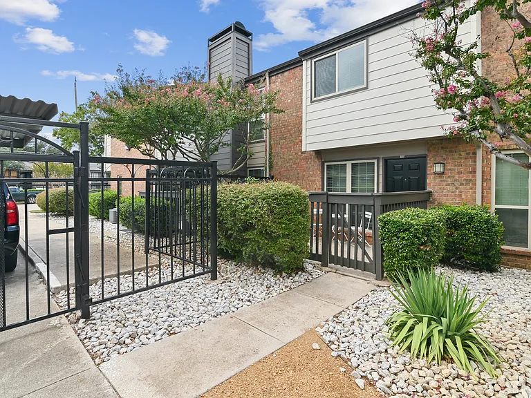 Davenport Apartments — Photo 38
