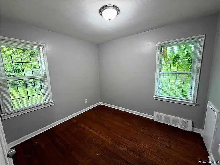14903 Woodmont Ave — Photo 5