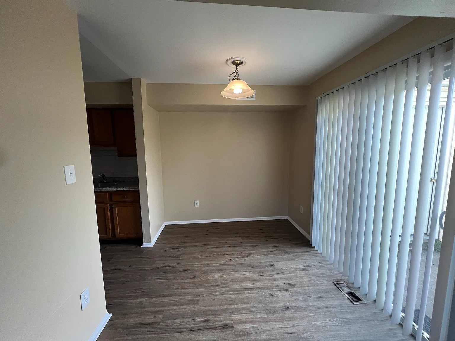 3 bed, 1122 sqft, $1,950 — Photo 3