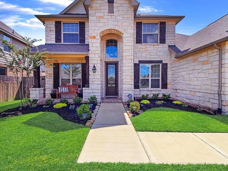 18002 Heartsong Dr — Photo 2