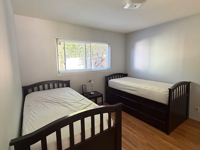 182 Greenwich Dr — Photo 1