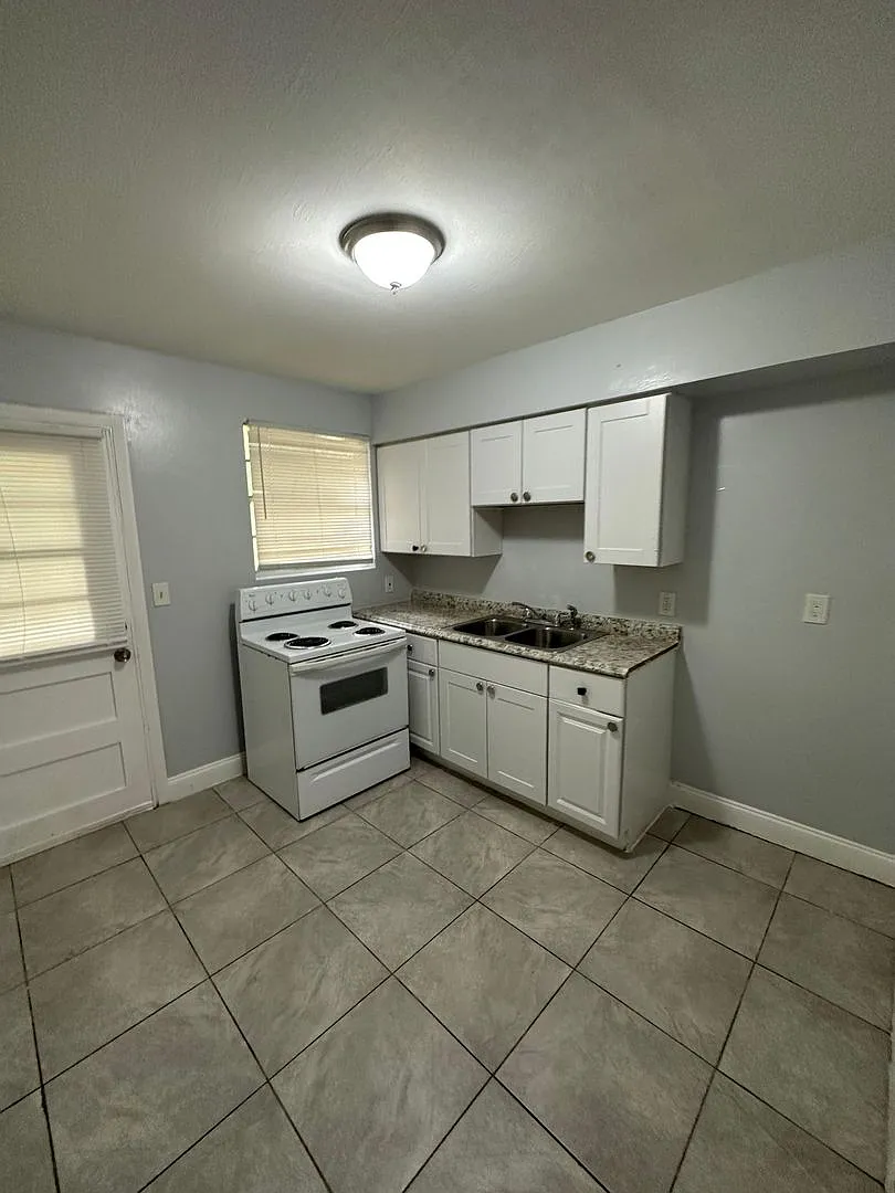 2100 Palafox St. — Photo 3