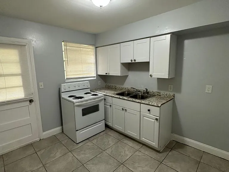 2100 Palafox St — Photo 3