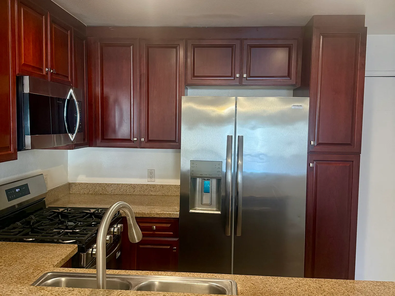 2 bed, 820 sqft, $2,700 — Photo 3