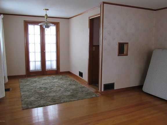4th image of 3648 Burgoyne Ave