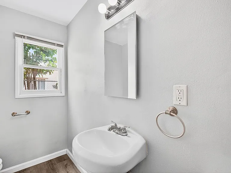 445 W 15th St — Photo 17