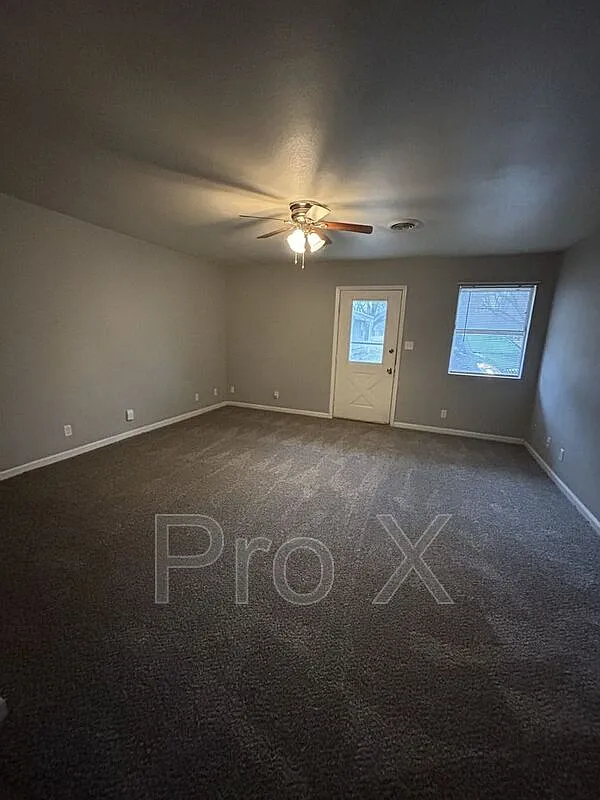 2 bed, 1.0 bath, 800 sqft, $800 — Photo 2