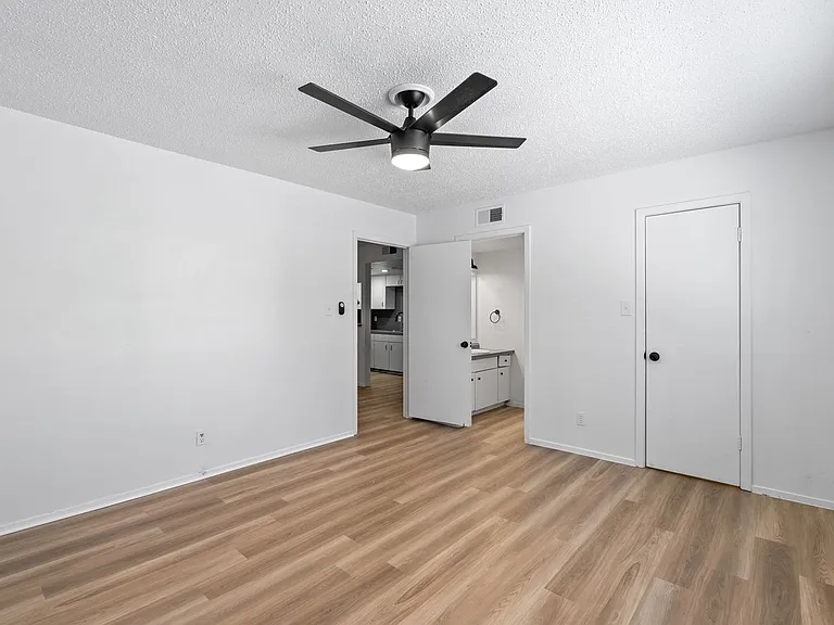 Worthington Apartments — Photo 8