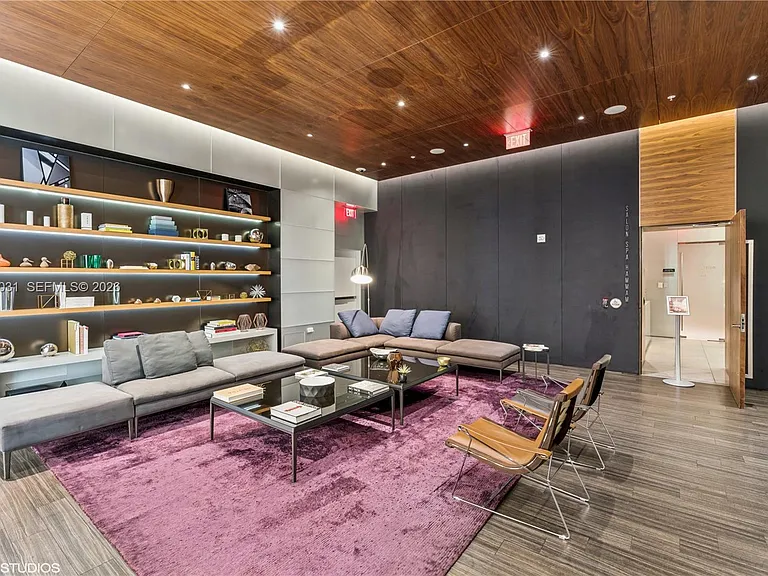 88 SW 7th St #1804 — Photo 8