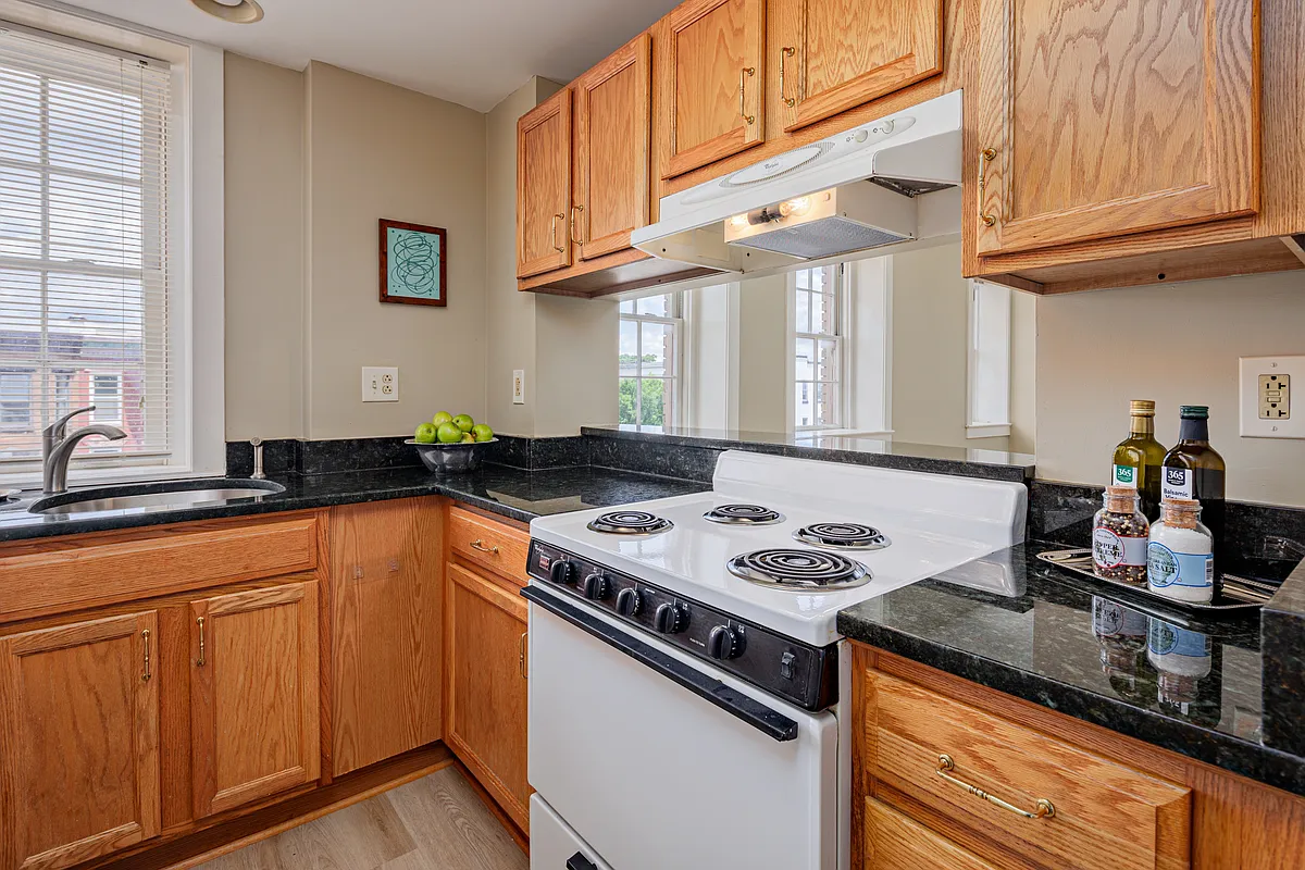 Building Photo - 2438 Saint Paul St #2H