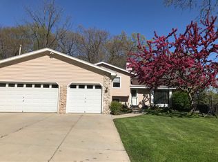 W274N3924 Hillside Grv, Pewaukee, WI 53072