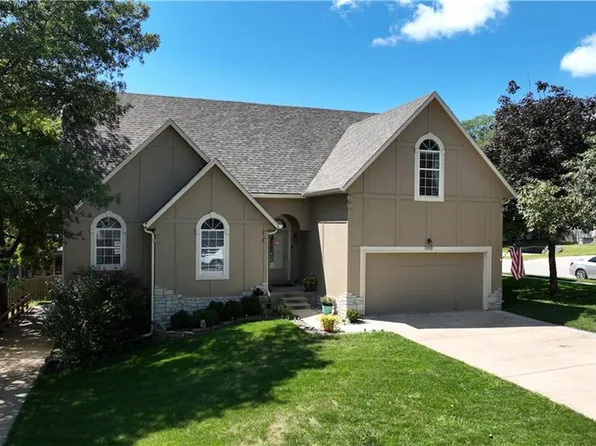 5102 Perry Ln, Shawnee, KS 66203