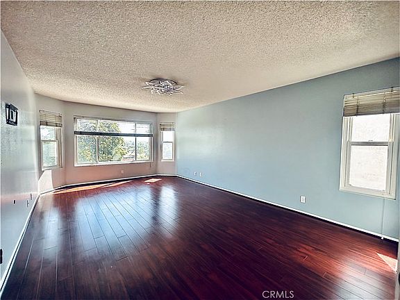 4th image of 10 Bluff Point Cir