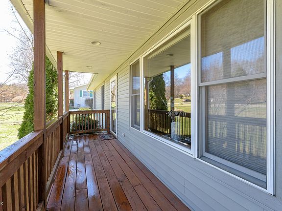 3rd image of 4 Oak Leaf Ln