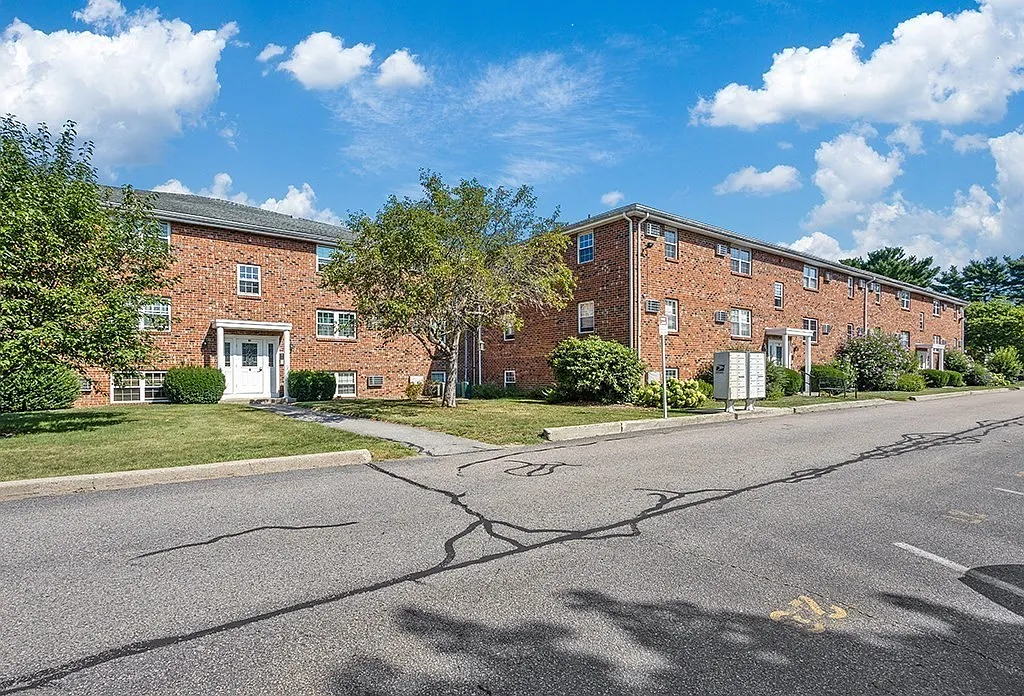 2 bed, 1.0 bath, 830 sqft, $2,300 — Photo 2