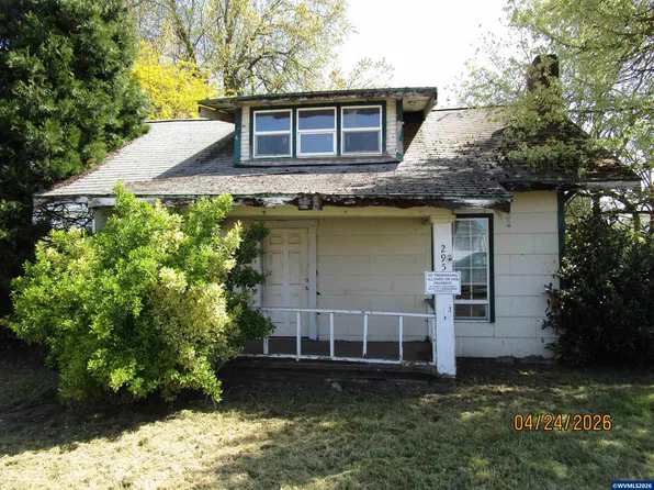 295 S 3rd St, Harrisburg, OR 97446