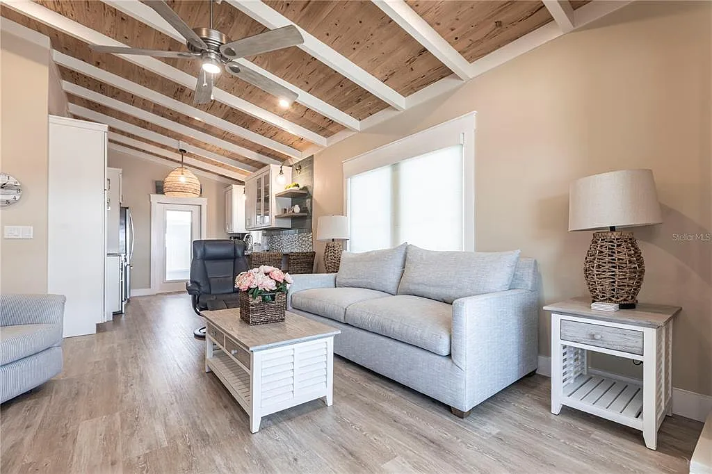 2 bed, 2.0 bath, 840 sqft, $8,300 — Photo 4