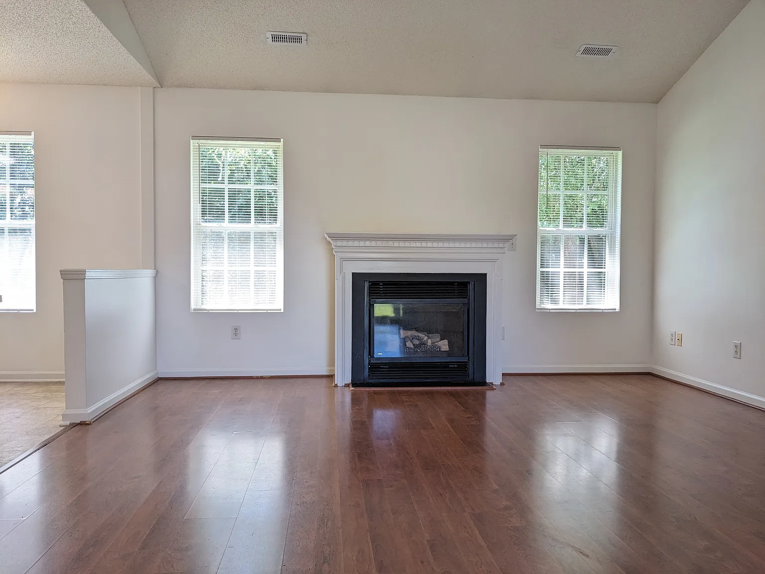3 bed, 1210 sqft, $2,150 — Photo 2