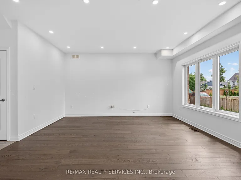 4 Bergenstein Cres — Photo 8