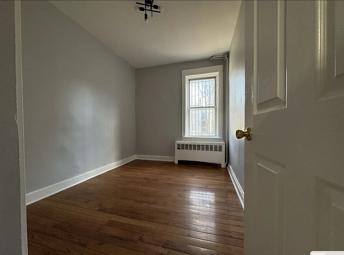 3 bed, 1000 sqft, $2,500 — Photo 2