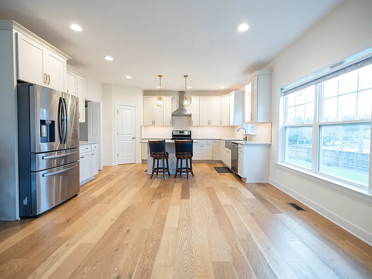 12194 Elnora Ln — Photo 2