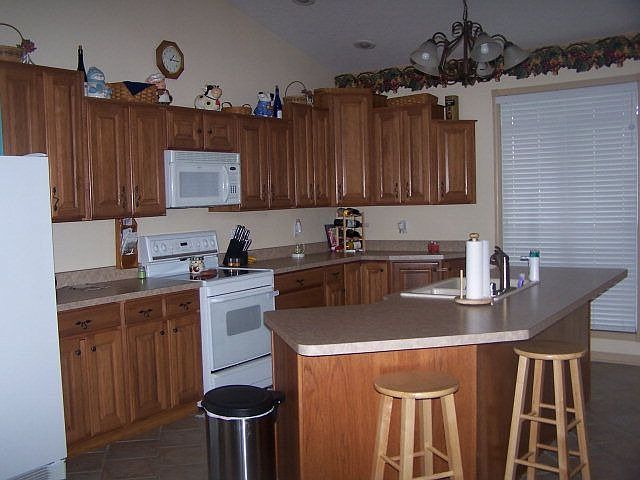 2nd image of 810 Navaho Dr