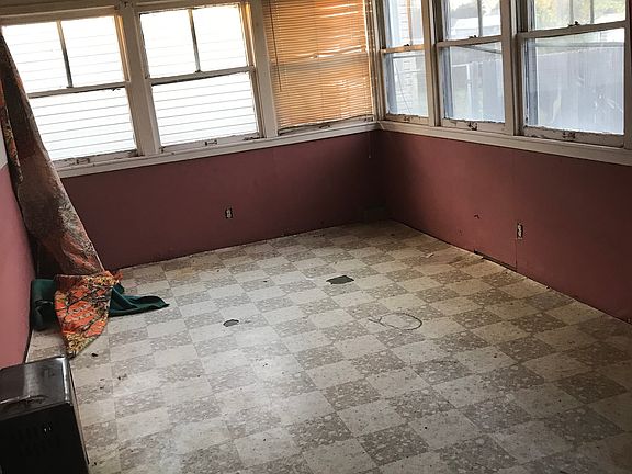 4th image of 117 N Western St