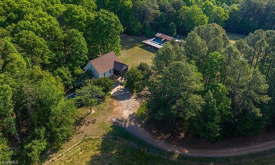 1st image of 702 Saddlebrook Ln