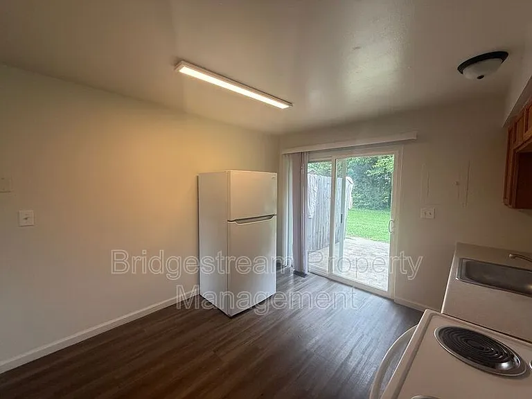 1214 Case Ave — Photo 5