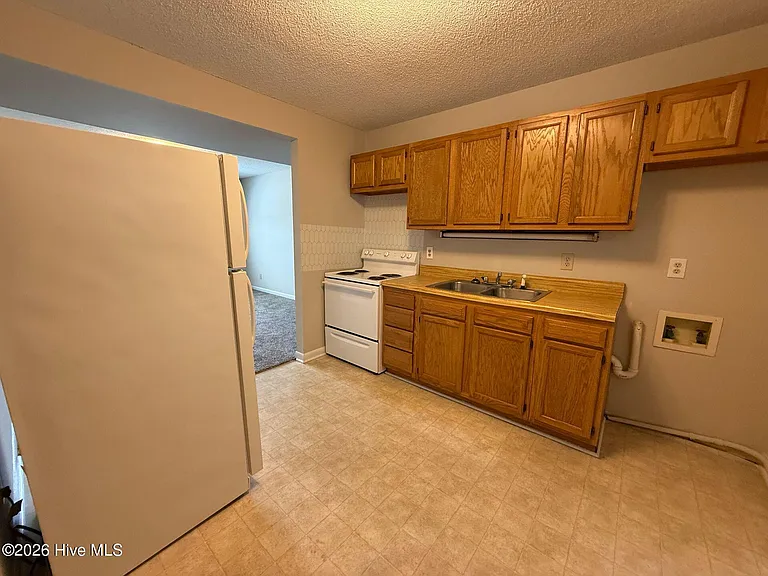 2310 Indian Dr #15 — Photo 2