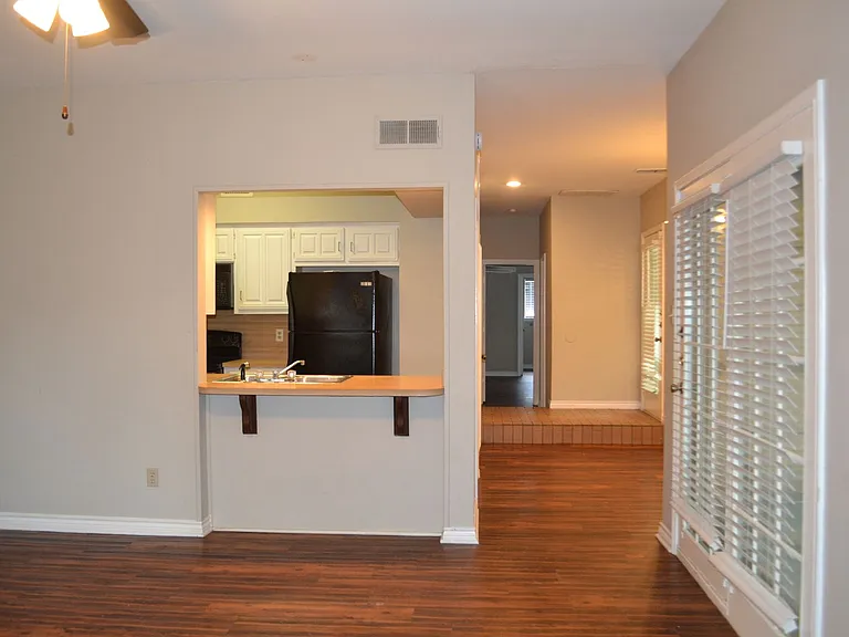 404 Benjamin St — Photo 15