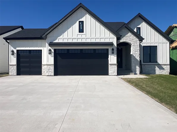 17317 Brookview Dr, Urbandale, IA 50322