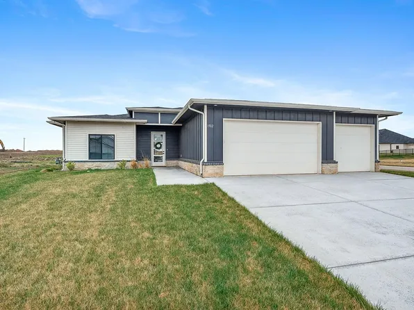 1502 N Emerald Valley Dr, Mulvane, KS 67110