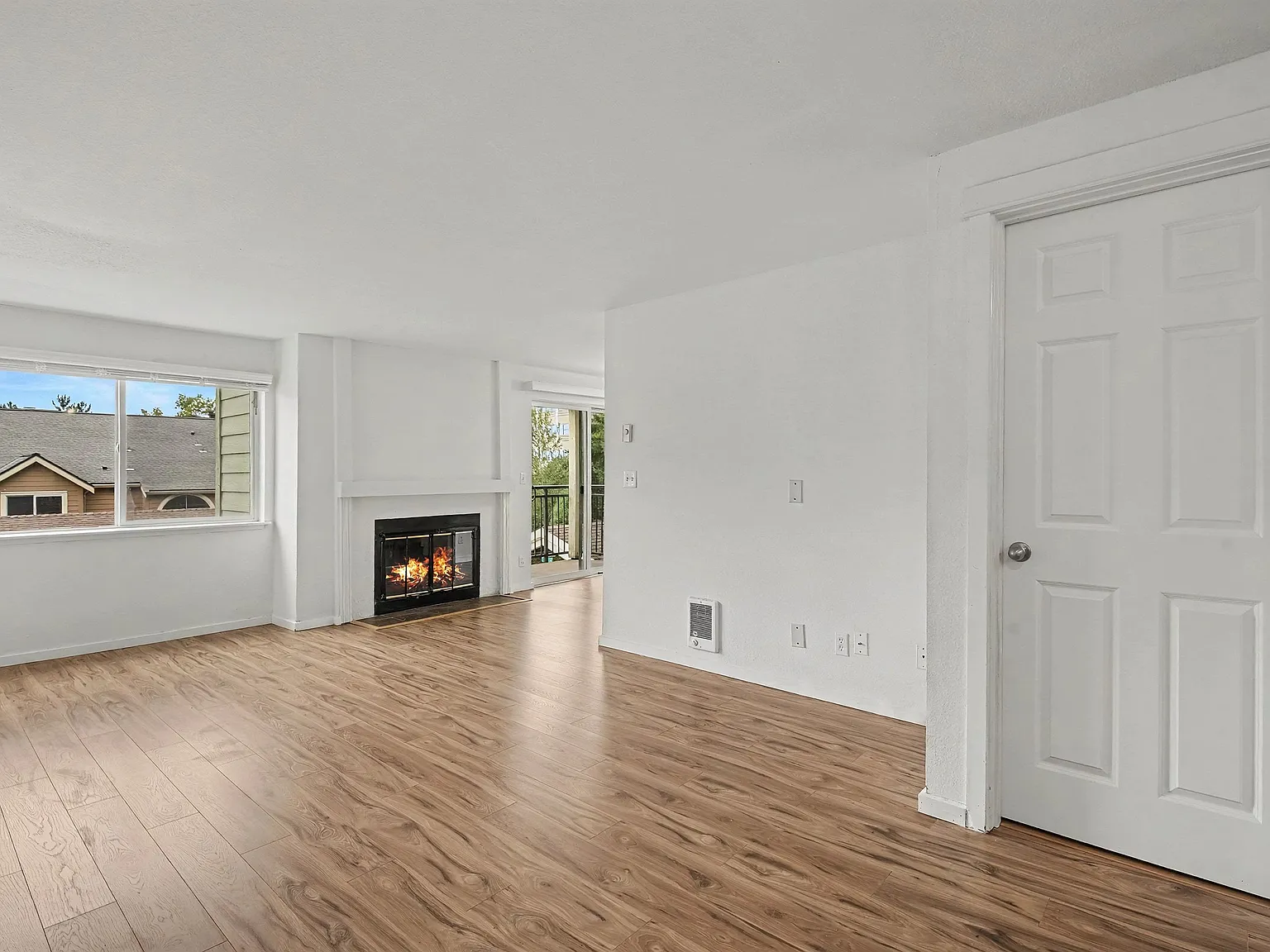 3 bed, 1377 sqft, $3,300 — Photo 2