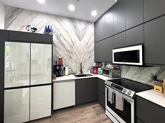 5th image of 361 Jefferson Ave