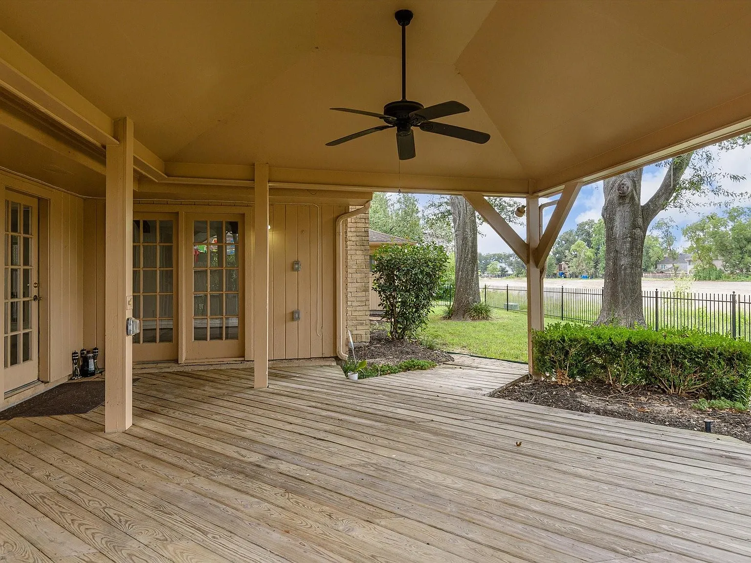 3 bed, 2.5 bath, 2648 sqft, $2,300 — Photo 3