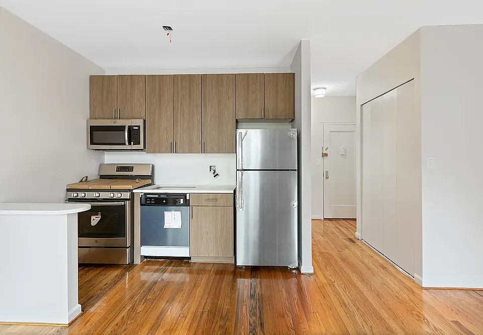 113 E 31st St #3B