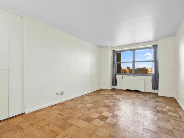 61-20 Grand Central Parkway image 14 of 24