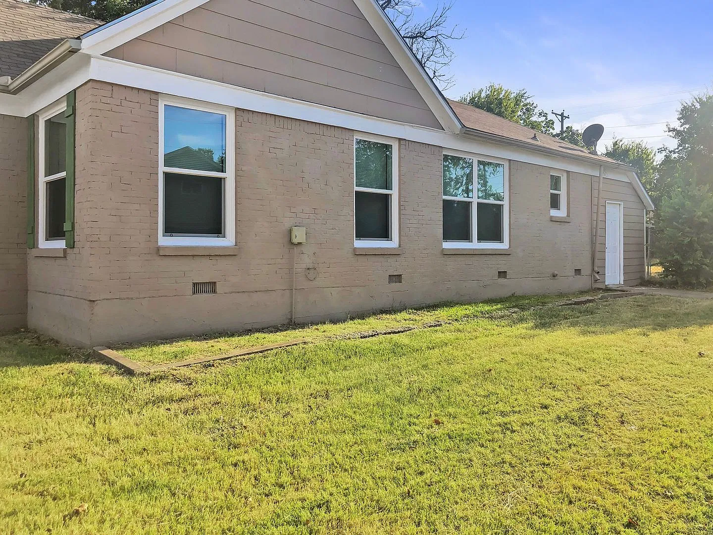 Charming 2 Bed 1 Bath Home, Close to Everything! — Photo 3