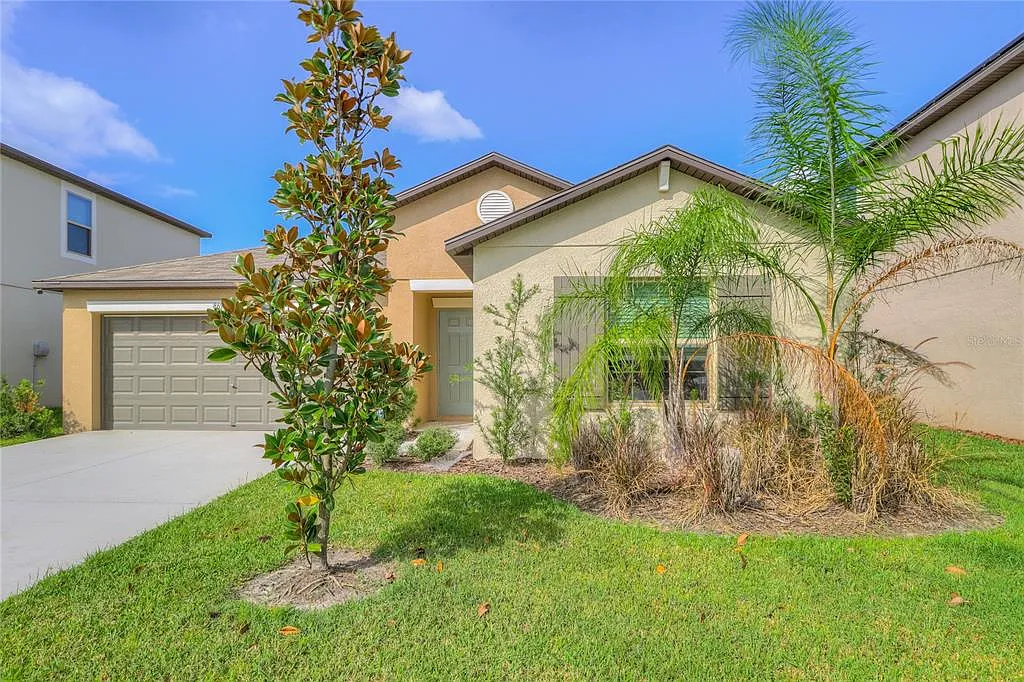 4 bed, 2.0 bath, 1939 sqft, $2,495 — Photo 4