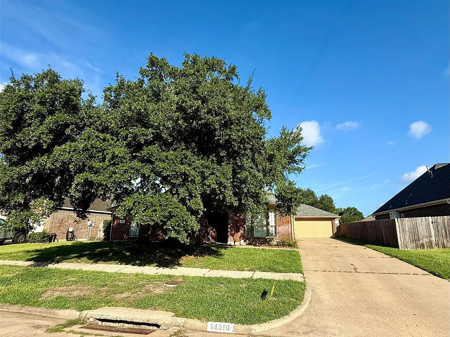 3 bed, 2.0 bath, 2339 sqft, $2,300 — Photo 3