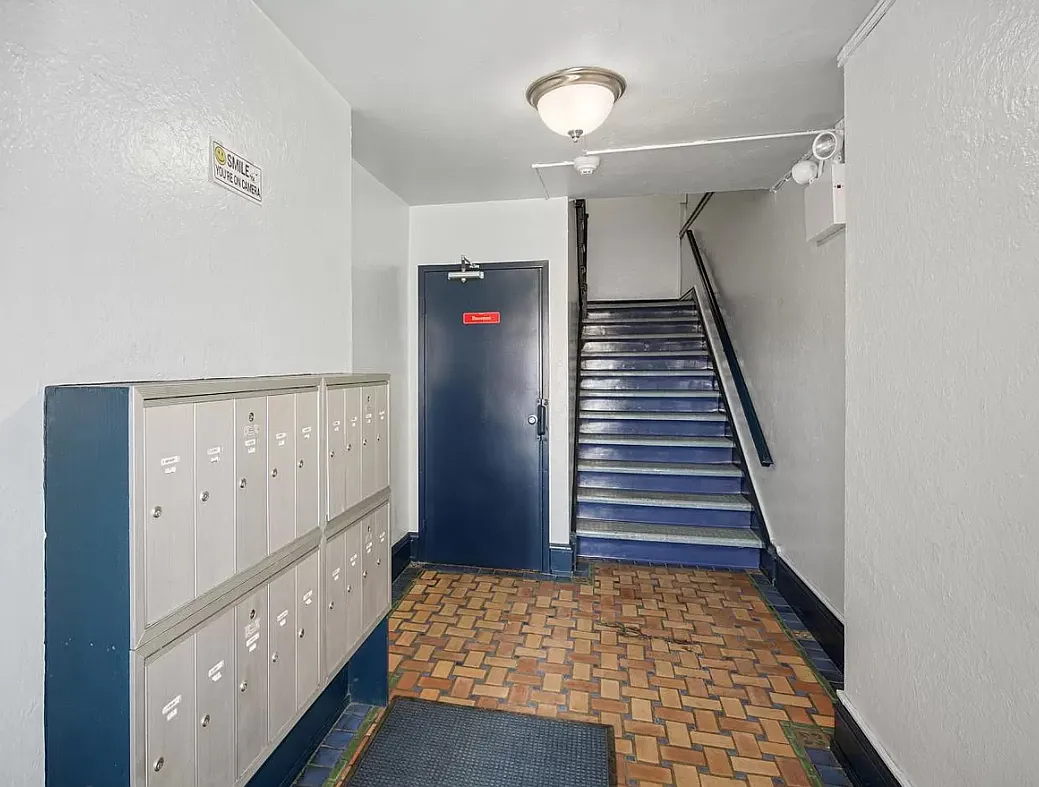 Studio, 380 sqft, $1,050 — Photo 3