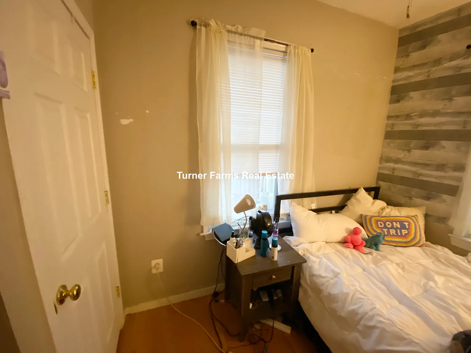 4 bed, 1.5 bath, 9999 sqft, $4,000 — Photo 2
