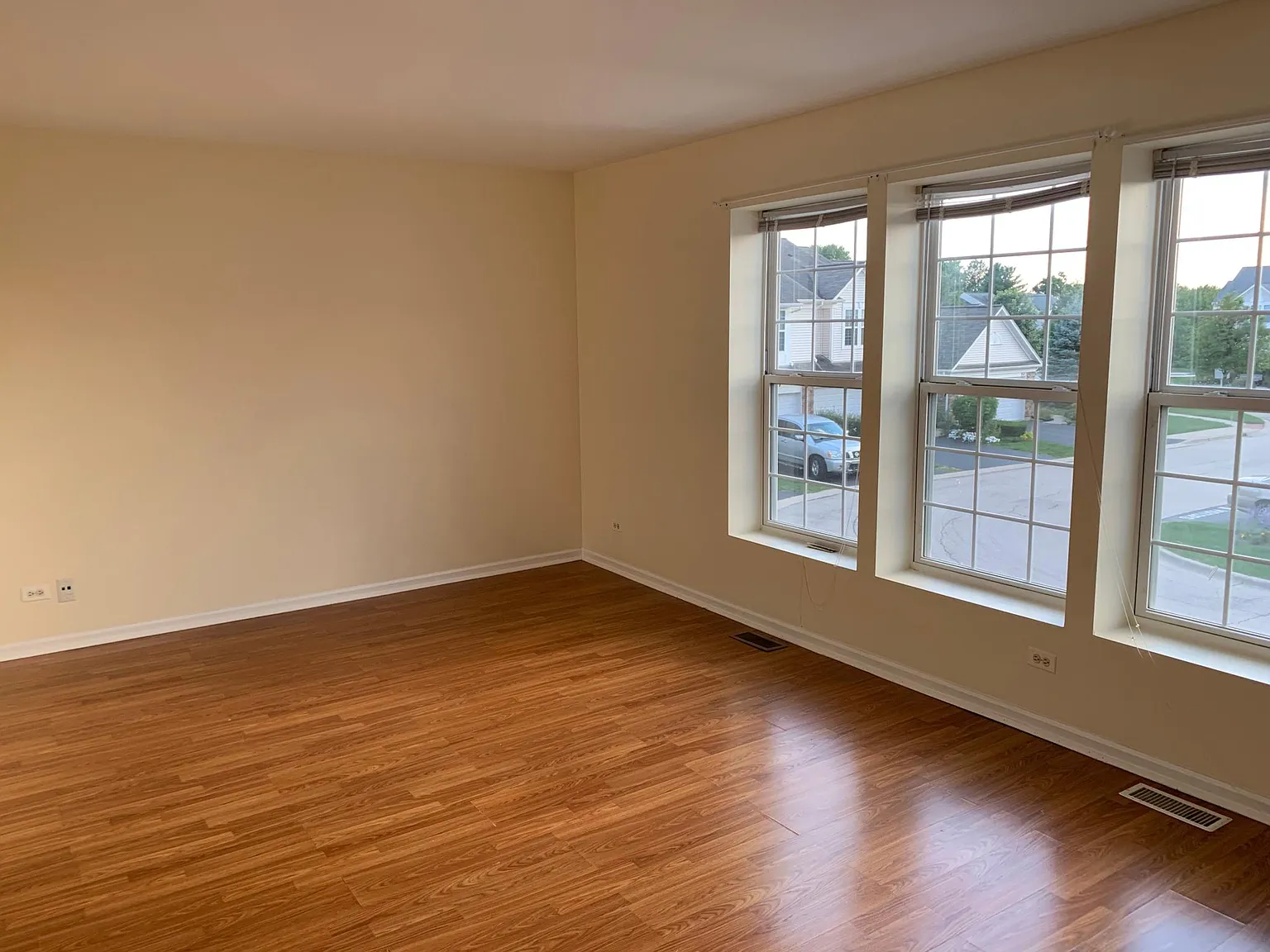 742 Pointe Dr — Photo 2