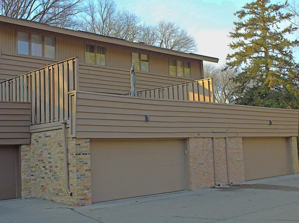 28 Walden St, Burnsville, MN 55337